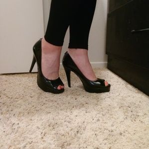 Guess Patent BLK Peep-Toe Pumps SZ 9.5